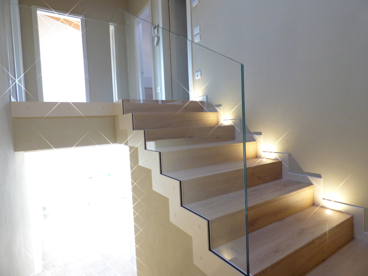 Vivere il vetro scala con parapetto in vetro extrachiaro, fissato ... Scala con parapetto in vetro